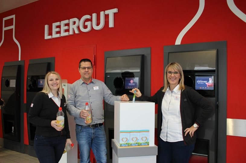 Marion Eckhardt (Hausleiterin Kaufland Weißwasser), Sven Hannatzsch (Hausleiter Kaufland Senftenberg) und Sandra Kobelt (Hausleiterin Kaufland Hoyerswerda) (v.l.n.r.) zeigen wies funktioniert. Wer die Aktion unterstützen will, gibt sein Pfand ganz normal, wirft den Bon dann aber in die Spendenbox. Die findet sich im Kaufland Weißwasser und Senftenberg an der Information und im Kaufland Hoyerswerda im Getränkemarkt. Foto: Tony Keil