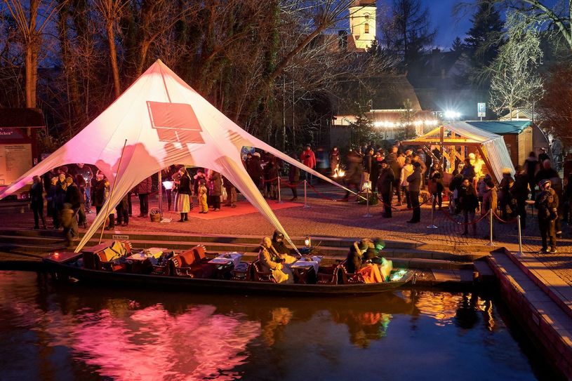 Die Advents-Theaterkahnfahrten starten auch in diesem Jahr vom Kleinen Hafen Spreewaldschlösschen Lübbenau. Foto: Pepe Spreewald