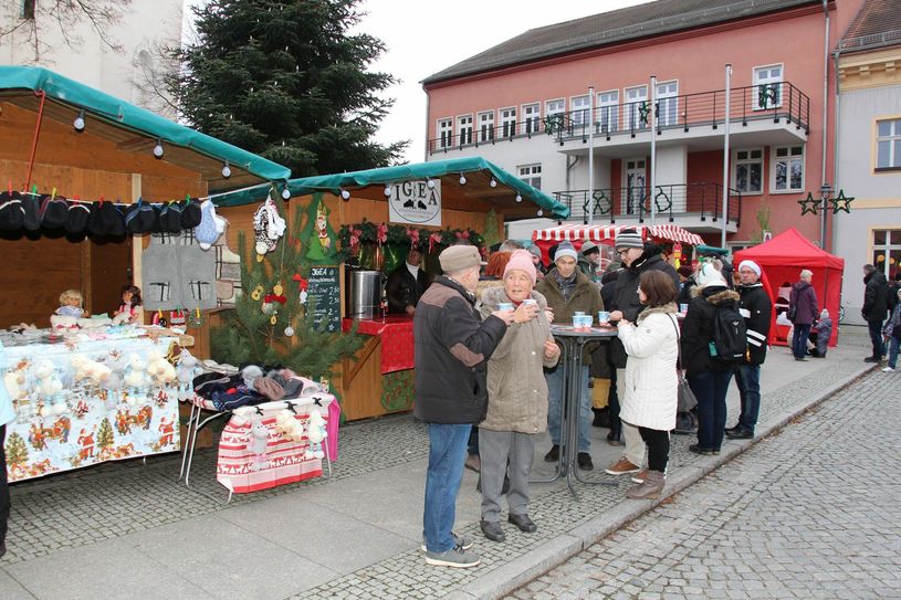 Unterschiedliche Marktstände laden am Wochenende in Lübbenau zum Bummeln ein. Auch die IGEA hat ihre eigene Glühweinhütte. Foto: Archiv/sts