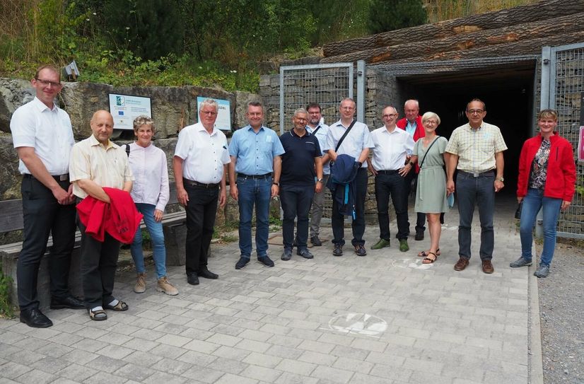 Gruppenfoto vor dem Eingangstor der Eberstadter Tropfsteinhöhle.