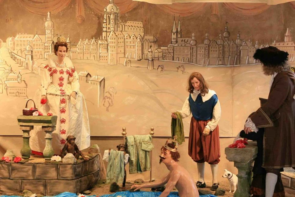 Die Winterkönigin Elisabeth Stuart sieht ihrem Gatten zu, wie er in Prag nackt in der Moldau badet. Die Szene ist im Festsaal nachgestellt. Foto: PR