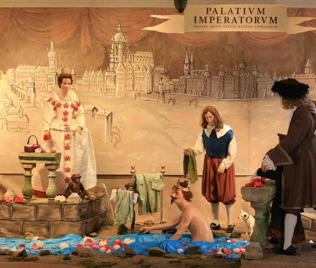 Die Winterkönigin Elisabeth Stuart sieht ihrem Gatten zu, wie er in Prag nackt in der Moldau badet. Die Szene ist im Festsaal nachgestellt. Foto: PR