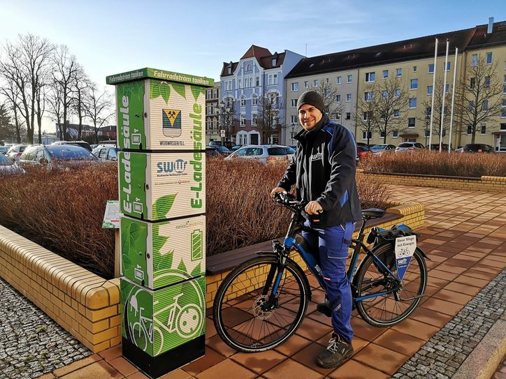 SWW-Mitarbeiter Robyn Brandt an der Ladesäule am Marktplatz. Foto: Stadtwerke