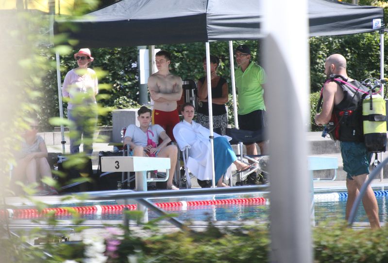 Drehpause bei 30 Grad im Schatten - Alice Dwyer und Benjamin Lillie haben Zeit zum Verschnaufen..    Fotos:D. Förster