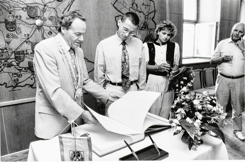 Annett Neumann und Stephan Freigang mit Oberbürgermeister Waldemar Kleinschmidt bei der Eintragung in das Goldene Buch, Foto: Erich Schutt