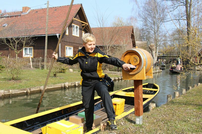 Postfrau Andrea Bunar ist in Lehde wieder mit dem gelben Postkahn unterwegs. Foto: Archiv/sts