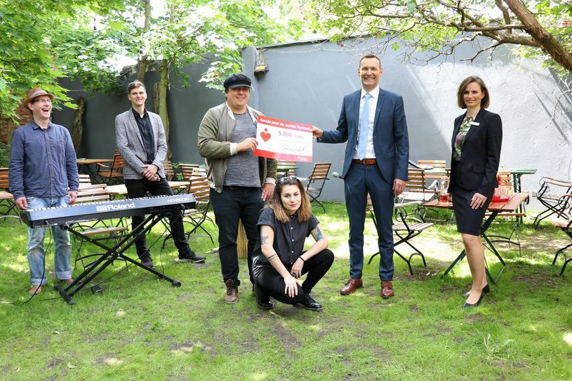 Übergabe der Spende an die Club Kommission Cottbus. Henri Kunze, Mario Hess, David Kopsch (stellv. Vereinsvorsitzender Club Kommission Cottbus e.V.), Johanna List, Sven Walter (Direktor der Direktion Cottbus-Süd der Sparkasse Spree-Neiße), Anne Klose (Geschäftsstellenleiterin Breitscheidplatz) v.l..