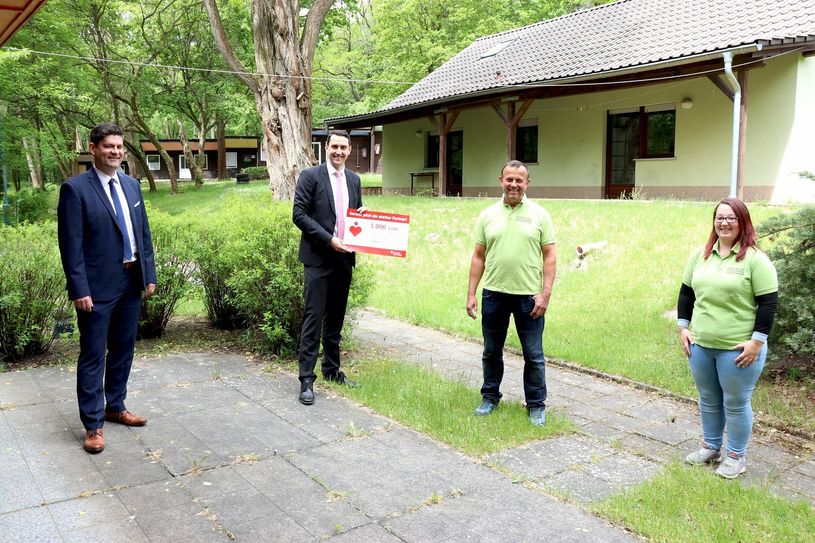 René Lehmann (Geschäftsstellenleiter Am Klosterfeld), Mathias Krakow (Direktor der Direktion Guben der Sparkasse Spree-Neiße), Frank Retzlaff (Vereinsvorsitzender Ferieninitiative Grenzenlos e. V.) und Vanessa Seichter (stellv. Vereinsvorsitzende Ferieninitiative Grenzenlos) v.l. bei der Spendenübergabe an die »Ferieninitiative Grenzenlos«. Fotos. Sparkasse
