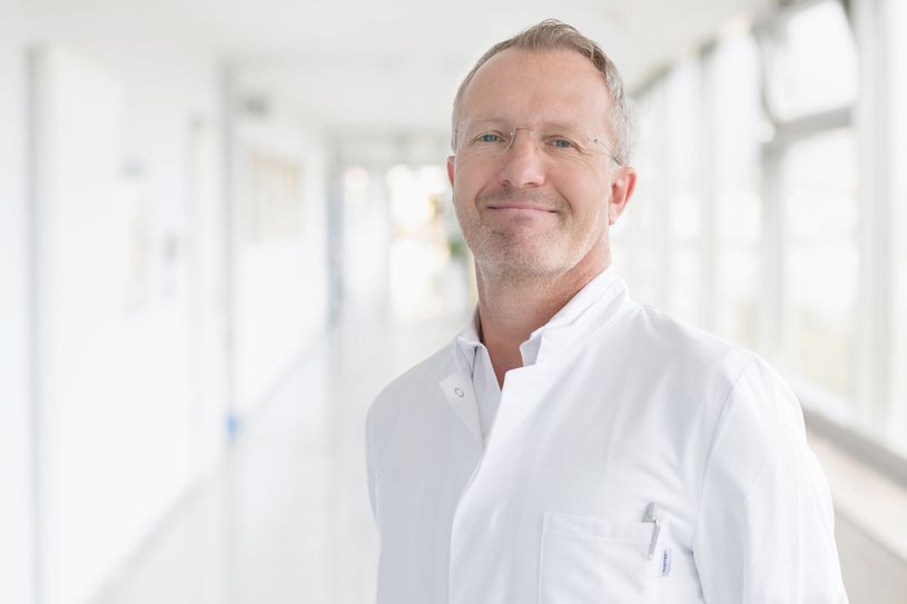 Dr. med. Rolf Ringelband, Oberarzt und Leiter des Kompetenzzentrums für Schilddrüsen- und Nebenschilddrüsenchirurgie