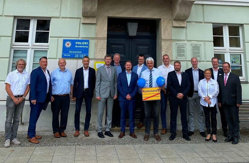 Verabschiedung des Amtsdirektors des Amtes Ortrand, Kersten Sickert mit den Hauptverwaltungsbeamten des Landkreises im Rahmen der Infoberatung in Ortrand.