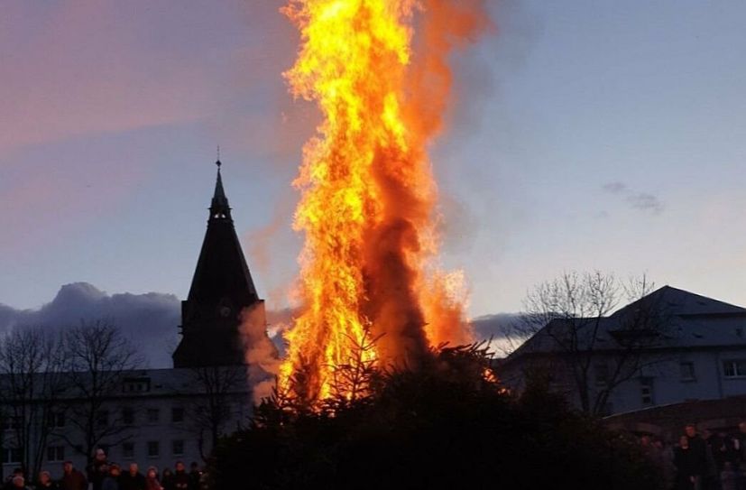 Weihnachtsbaumverbrennen der Freiwilligen Feuerwehr Riesa-Stadt.