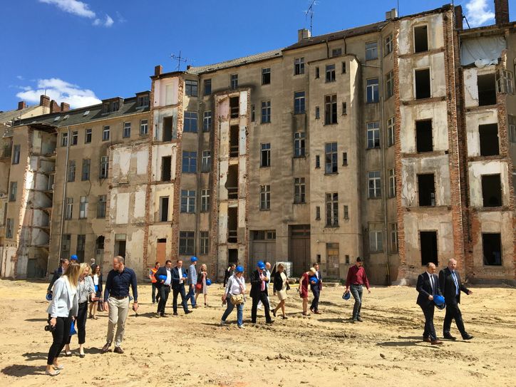 Der Innenhof des Landratsamtes wurde bereits beräumt und gibt den Blick auf die stark sanierungsbedürftigen Bürgerhäuser frei. Auf dem Innenhof soll ein Neubau entstehen, der die anderen Gebäude miteinander verbindet. Foto: T. Keil