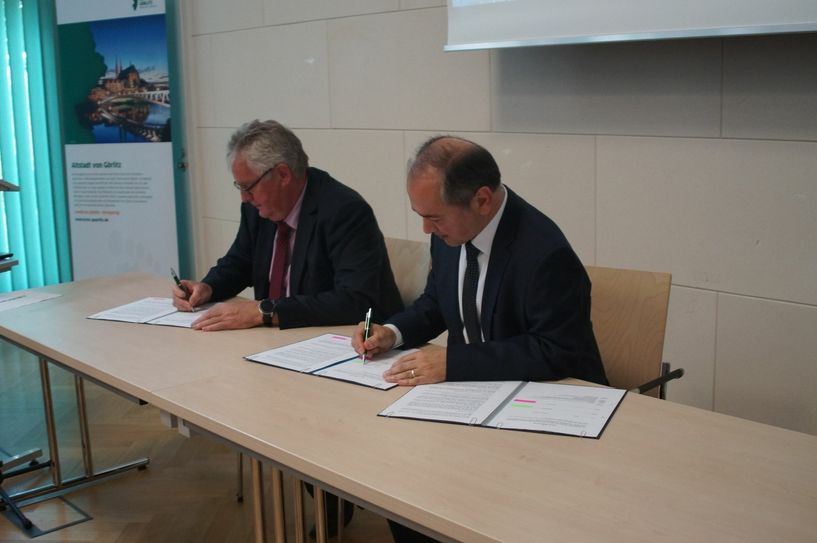 Landrat Bernd Lange (links) und Oberbürgermeister Octavian Ursu bei der Unterzeichnung der Modernisierungs- und Instandsetzungsvereinbarung. Foto: T. Keil