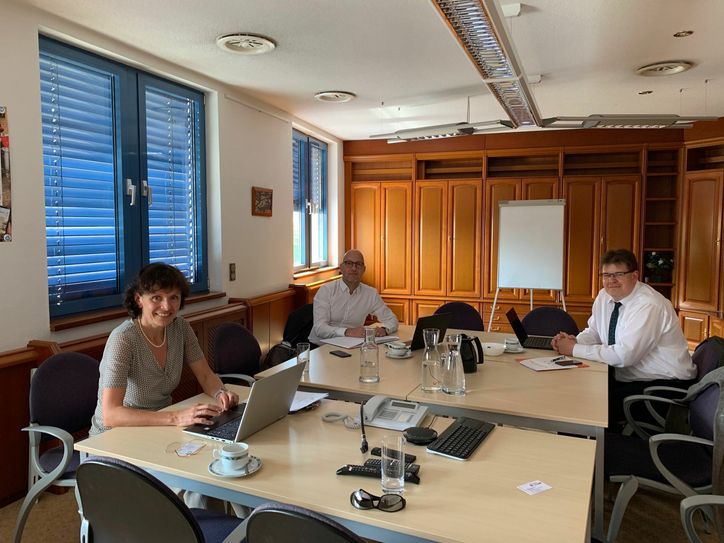 SWW-Geschäftsführerin Katrin Bartsch im Gespräch mit Wolf-Thomas Hendrich, Geschäftsführer der VBH und Michael Schiemenz, Geschäftsführer der Städtischen Werke Spremberg (rechts). Foto: Michael Schiemenz