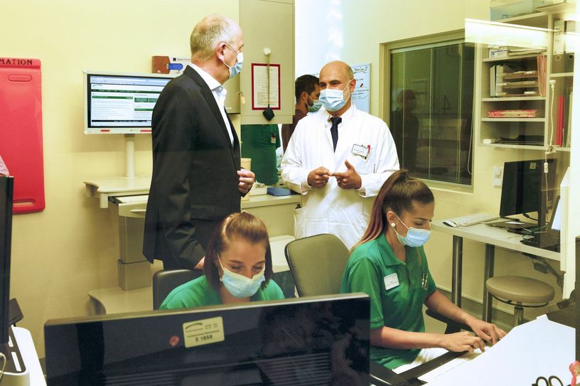Dr. Karsten Wolff (re.), Chefarzt des Zentrums für Psychosoziale Gesundheit im Klinikum Niederlausitz führt Ministerpräsident Dietmar Woidke (li.) durch die Psychiatrie im Klinikum-Standort Senftenberg. Foto: Peter Aswendt
