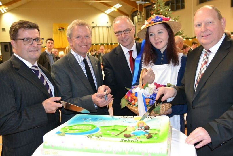 Mike Ruckh (Mi.) und das Blumenmädchen schnitten mit prominenten Gästen die Torte an.
