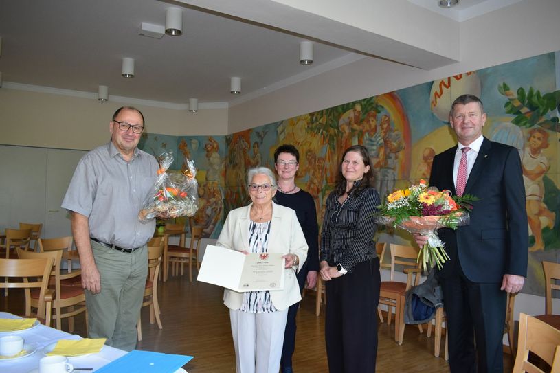 Karl-Heinz Kaiser (Vorstandsvorsitzender des GPGV OSL), Dr. med. Brigitte Saffert, Roswitha Schier (Landtagsabgeordnete der CDU), Cornelia Wagner (Verbundkoordinatorin GPGV OSL e.V.) und Siegurd Heinze (Landrat des Landkreises Oberspreewald-Lausitz) bei der Übergabe der Landtagsmedaille. Foto: asl
