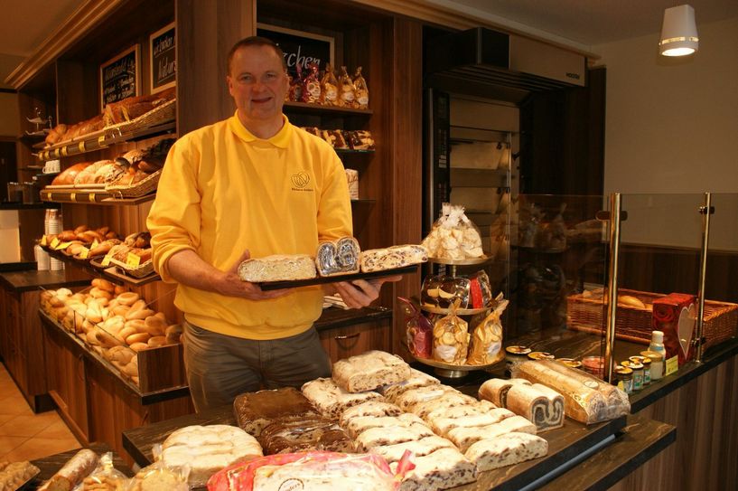 Bäckermeister Bernd Anders mit seinen drei prämierten Stollen. Foto: Carina Brüning