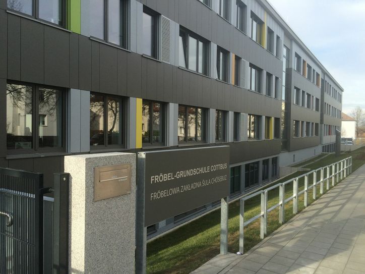 Die Fröbel-Grundschule ist in den letzten 21 Monaten umfassend saniert worden. Vor allem die energetische Bilanz wurde erheblich verbessert. Foto: jgl