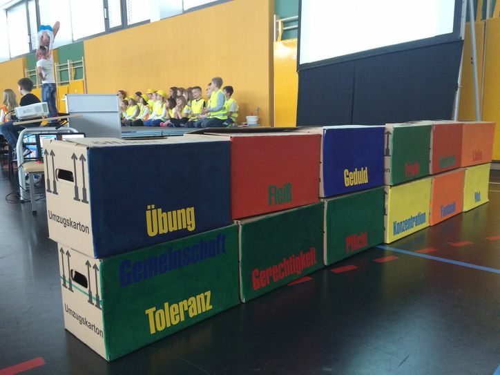 Zur Eröffnung am Montag bedankten sich die Schüler mit einem liebevoll gestalteten Programm. Foto: jgl