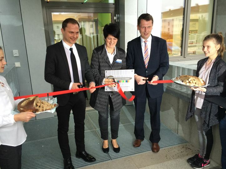Oberbürgermeister Holger Kelch (rechts) bedankte sich bei den anwesenden Baufirmen für die gute Arbeit. Foto: jgl