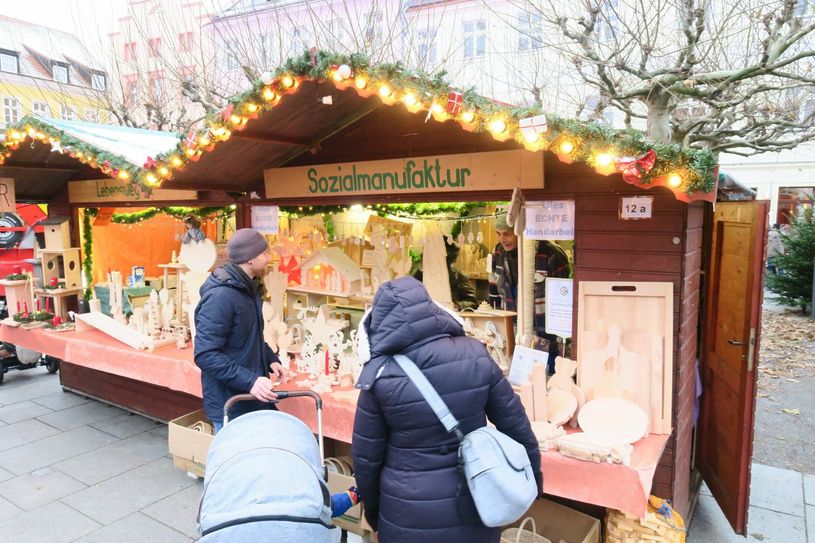 Mit einem Stand auf dem Cottbuser Weihnachtsmarkt will der Lebensweg e.V. Einnahmen zu seinem Fortbestand machen. Zu finden ist der Neu-Schmellwitzer Sozialverein auf dem Altmarkt, direkt neben dem Riesenrad und gegenüber dem Energie-Stand. Foto: jho