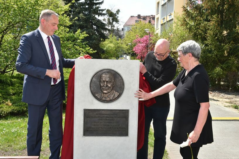 Senftenbergs Bürgermeister Andreas Fredrich, Manuel Soubeyrand, Intendant der neuen Bühne Senftenberg und Sybille Böversen, Witwe des verstorbenen Heinz Klevenow enthüllen die Gedenkstele in der Theaterpassage.