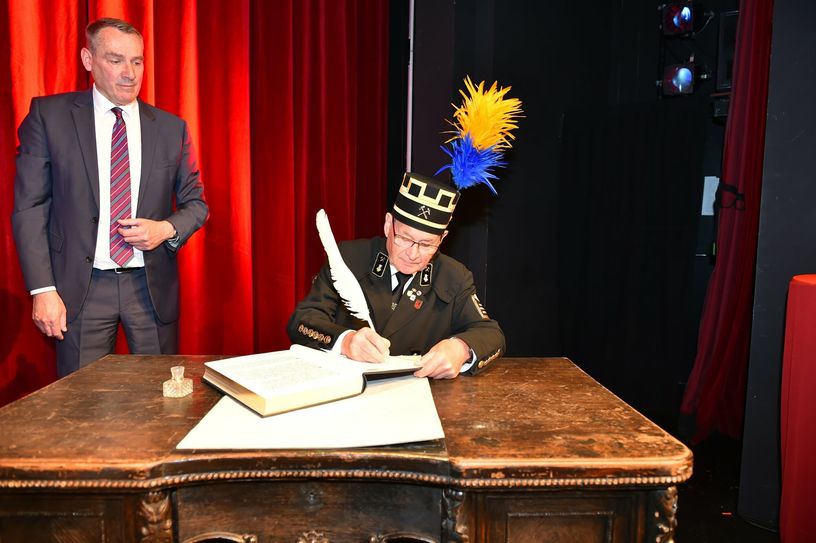 Klaus-Dieter Schulze, Vorsitzender des Chors der Bergarbeiter, nimmt als erster Vertreter des Chors den Eintrag ins Goldene Buch vor.