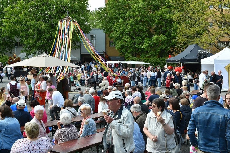 Zahlreich strömten die Besucher zum Maifest auf dem Vorplatz der neuen Bühne Senftenberg.