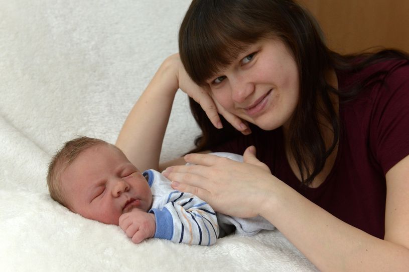 Lennard war das erste Baby, dem das Kreißsaalteam im Jahr 2021 auf die Welt geholfen hat. Foto: © KNL / Steffen Rasche