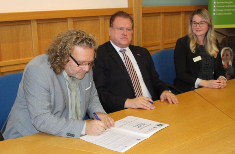 Weißwassers Oberbürgermeister Torsten Pötzsch, HWK- Hauptgeschäftsführer Andreas Brzezinski und Projektkoordinatorin Christine Zeidler stellten das Projekt am 7. Dezember in Weißwasser vor. Dabei wurde auch eine Absichtserklärung für eine weitere Zusammenarbeit von HWK und Stadt bei dem Projekt unterschrieben.  Foto: T. Keil