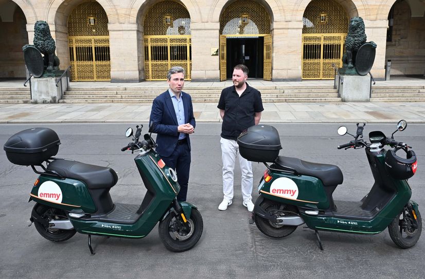 Die grünen Roller werden ab jetzt ein alltägliches Bild in Dresden sein.