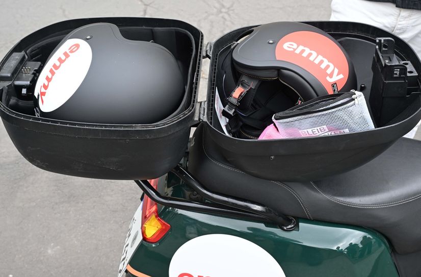 Der Helm darf natürlich vor dem Losfahren nicht fehlen.