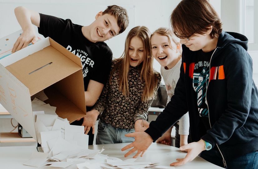 Wie bei einer richtigen Wahl zählten die Schüler die Stimmen aus. Die Wahlbeteiligung lag übrigens bei 70 Prozent.