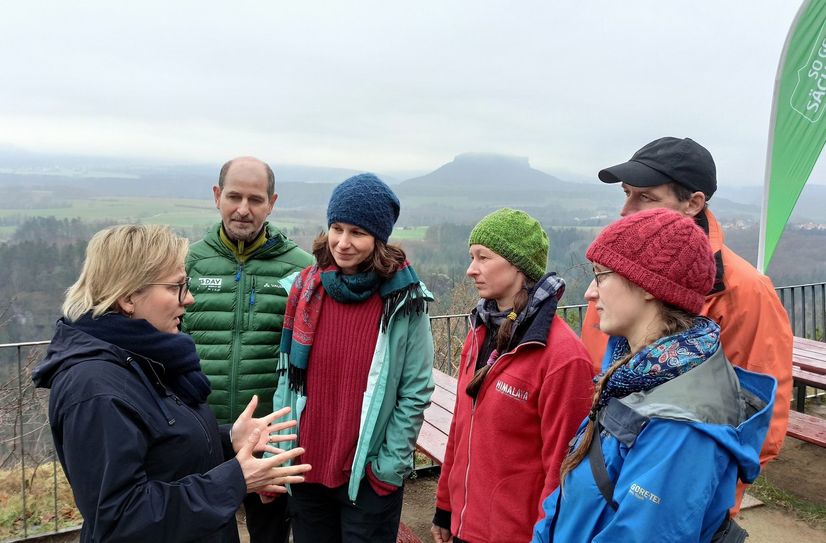 Sie Sächsische Kulturministerin Barbara Klepsch im Gespräch mit den Mitglieder der "Arbeitsgruppe Kulturerbe" Thomas Böhmer, Anne Lochschmidt, Ines Panitz, Rainer Petzold und Maria Neubauer (v. l. n. r.).