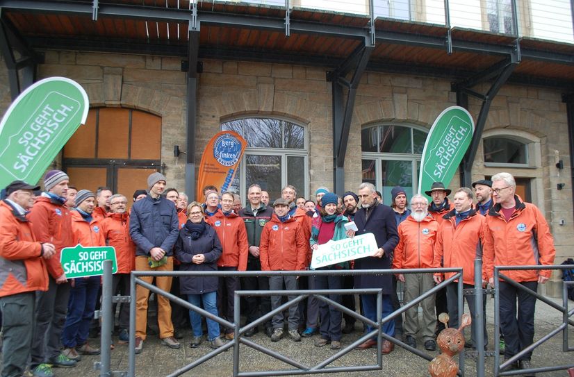 Zum Anlass der Anerkennung des »Bergsteigens in Sachsen« als Immaterielles Kulturerbe gaben die Bergfinken (SBB Bergsteigerchor) einige Lieder zum Besten. Mit dabei auch die Sächsische Kulturministerin Barbara Klepsch (vorne, 6. v.li.) und der Sächsische Sportminister Armin Schuster (vorne, 4. v.re.).