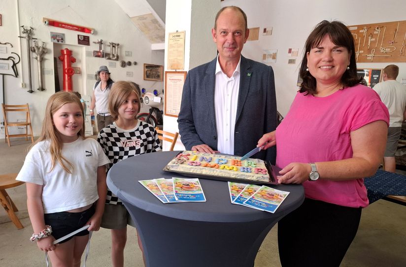 Stellvertretend für die Sponsoren war Frank Hänsch, Marktleiter im Marktkauf Lübben beim Anschnitt der Kindersommer-Torte durch Marit Dietrich, Geschäftsführerin der Tourismus, Kultur und Stadtmarketing Lübben GmbH dabei.