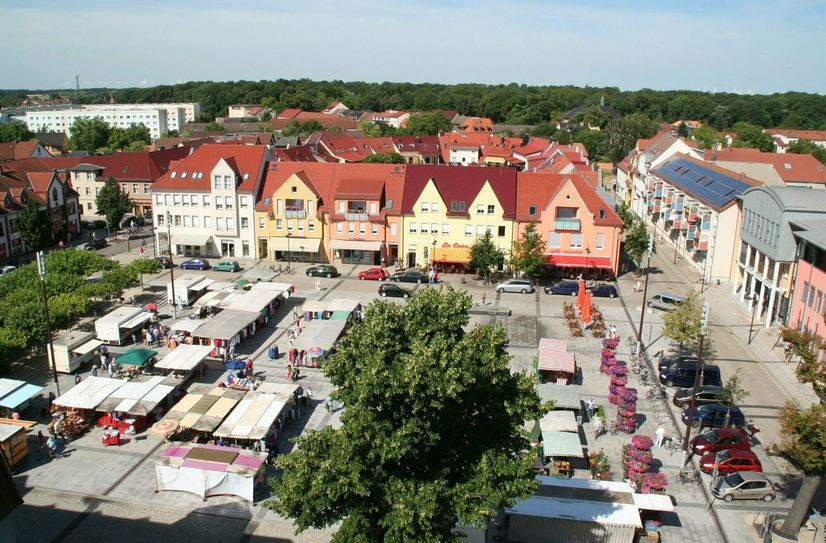 Lübbener Markt aus der Vogelperspektive mit dem Rathaus rechts.