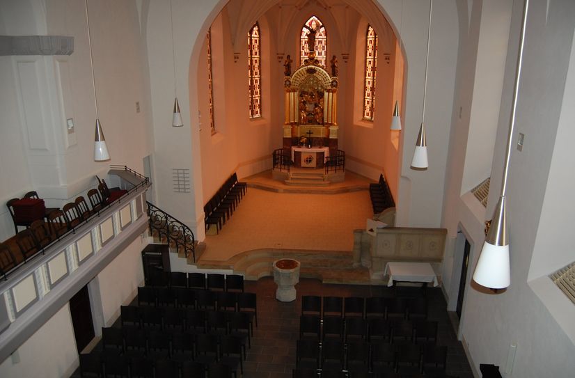 Studenten aus Dresden diskutieren am 6. Juni in der Riesaer Klosterkirche über den Krieg.