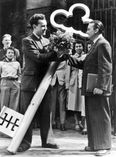 Symbolische Schlüsselübergabe an den ersten Museumsdirektor der Festung Königstein, Dieter Weber (li.), im Jahr 1955. Der überdimensionale Schlüssel ist in der Dauerausstellung zu sehen.