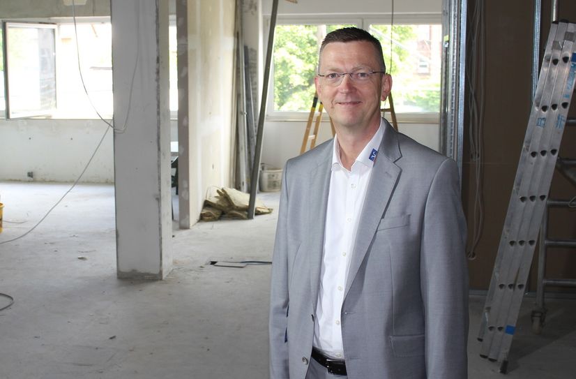 Vorstand Sven Fiedler auf der Baustelle. Die ehemalige Filiale der Deutschen Bank wird aktuell umgebaut und so zum neuen Standort für die Volksbank Raiffeisenbank Niederschlesien.