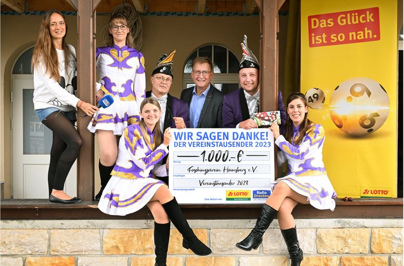 Glückliche Gesichter beim Faschingsverein Hainsberg e.V. zur Übergabe des Vereinstausenders (v.l.n.r.): Kristin Hart, Susanne Lehmann, Anna Wotroba, Stefan Kellner,  Rene Röder, David Klemm (Präsident des Vereins) und Annekatrin Tillig.