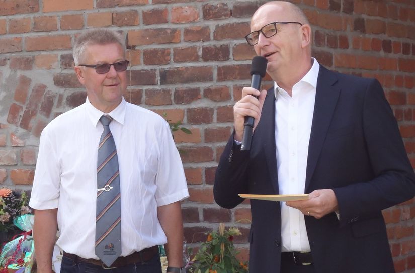 Wenige Tage vor der Kommunalwahl verabschiedete sich Fred Kaiser nach über 30 Jahren aus dem Amt als ehrenamtlicher Bürgermeister in Dissen-Striesow. Ministerpräsident Dietmar Woidke ließ es sich nicht nehmen, ihm persönlich für sein engagiertes Wirken zu bedanken. In seinem Grußwort schaute Woidke auf dessen ereignisreiche Amtszeit zurück. Fred Kaiser wird weitere fünf Jahre als Gemeindevertreter ehrenamtlich tätig sein.