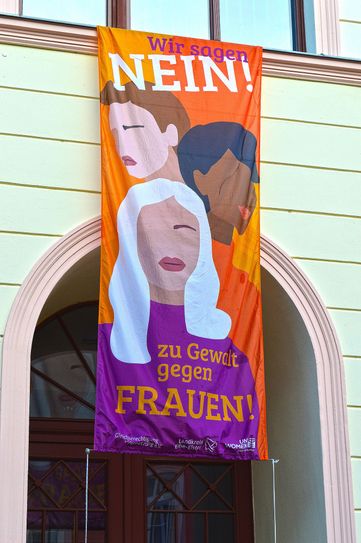 Fahnenmotiv zum Internationalen Gedenktag "NEIN zu Gewalt an Frauen".