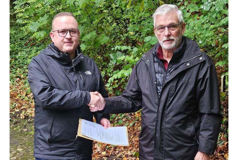 Der Landtagsabgeordnete Julian Brüning überreicht den Zuwendungsbescheid an Frank Meisel, den Vorsitzenden des Fördervereins LAGA Spremberg.