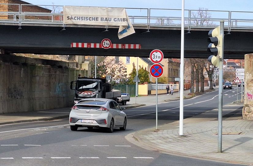 Für die Großbaustelle der DB Netz AG wird  ab Montag, 25. März, die Bahnhofstraße im Bereich der Eisenbahnbrücke vollgesperrt.