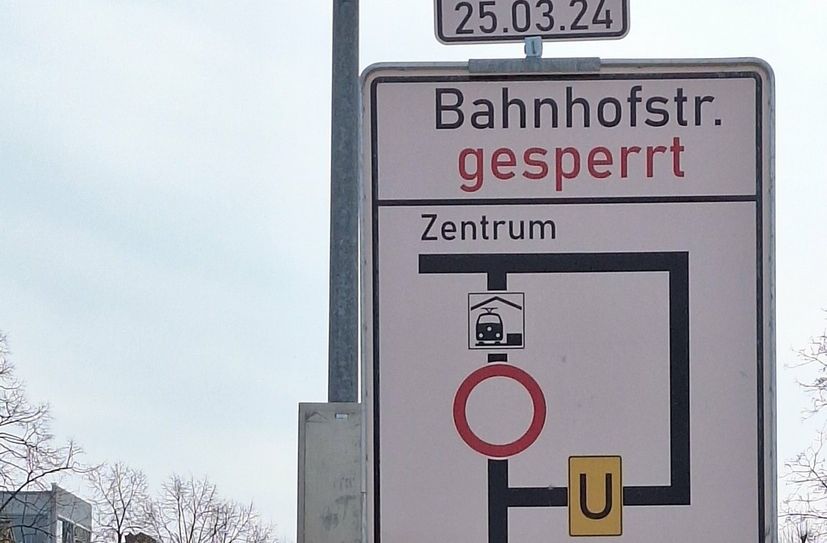 Der Count down läuft. Nur noch  2 Tage, dann wird die Bahnhofstraße im Bereich der Eisenbahnbrücke bis November 2025 vollgesperrt. Für Fußgänger und Radfahrer gibt es ab Montag, 25. März, einen Notdurchgang. Autofahrer brauchen für Umleitungen starke Nerven.
