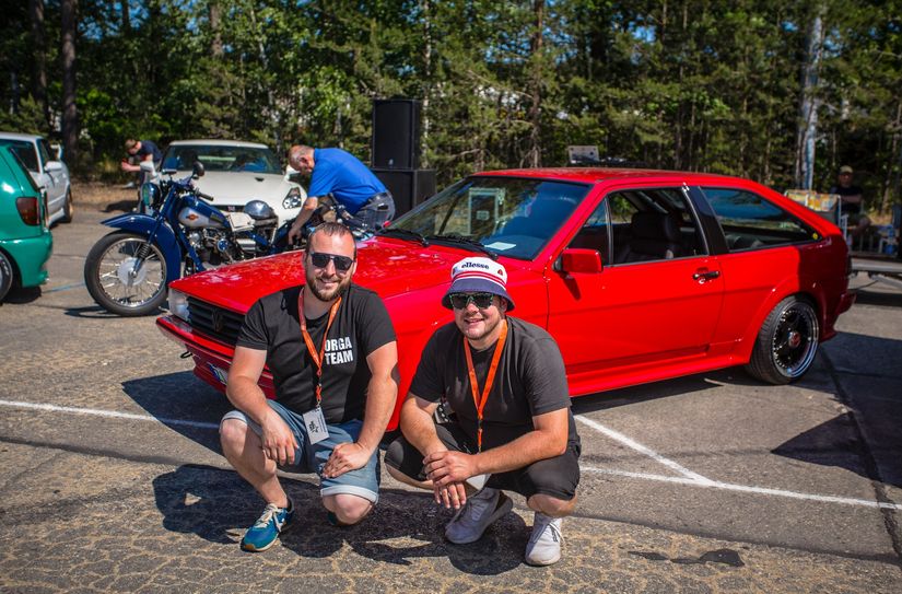 Max Olbrich (r.) und Tim Schuricht organisieren das Tuning- und Oldtimertreffen.