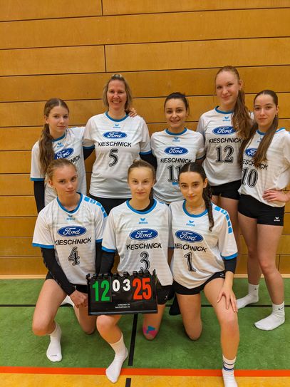Lotta Korn, Stephanie Reich, Kapitän Lisa Handrick, Katharina Kaiser, Zuza Wesolowska (stehend v.l.), Lotta Birgel, Fiene Janke und Shermin Bal (vorne v.l.)