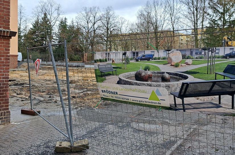 Die Sanierung der Betonflächen unmittelbar hinter dem Gebäude hat begonnen.